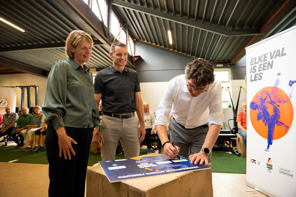 Nathan Stukker bekrachtigt de samenwerking met zijn handtekening